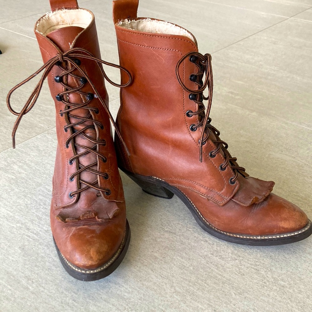 Vintage prairie-core leather boots!